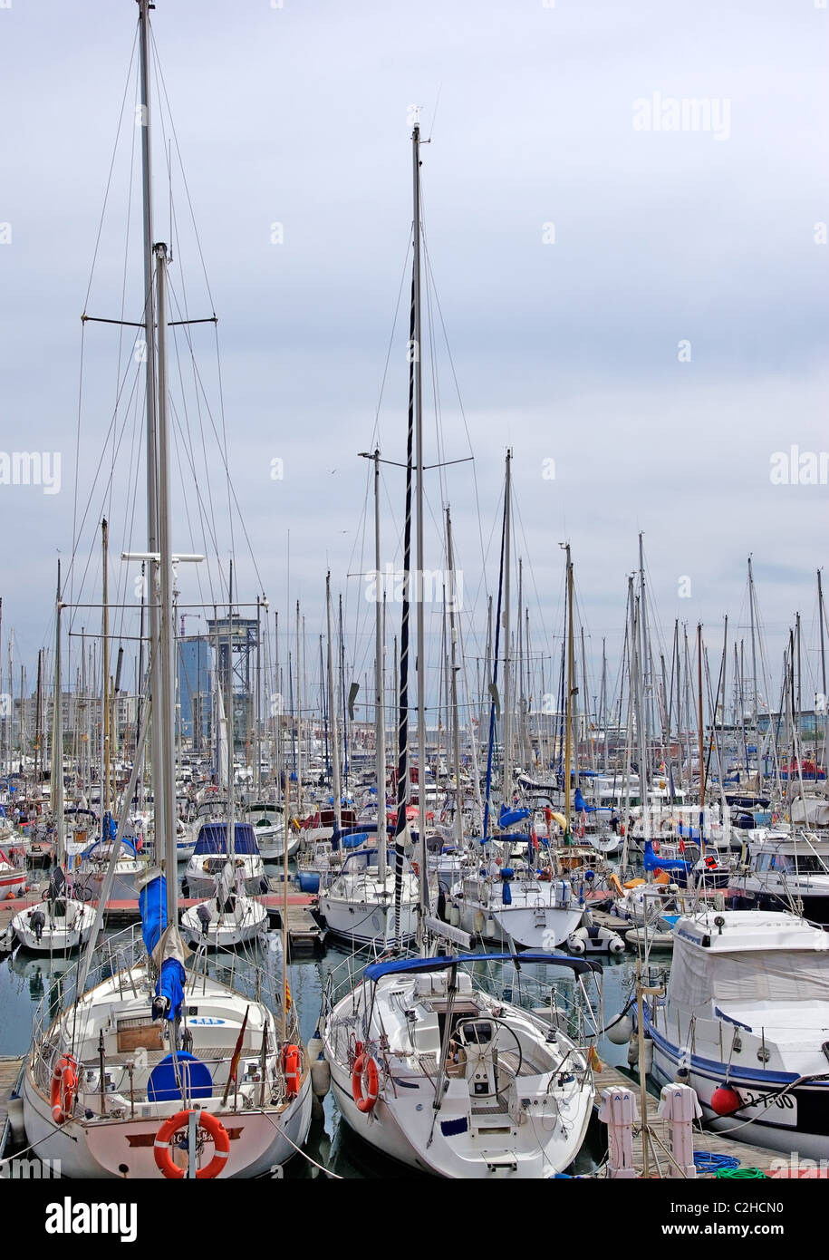 Yachts et voiliers dans le port de Barcelone. Banque D'Images
