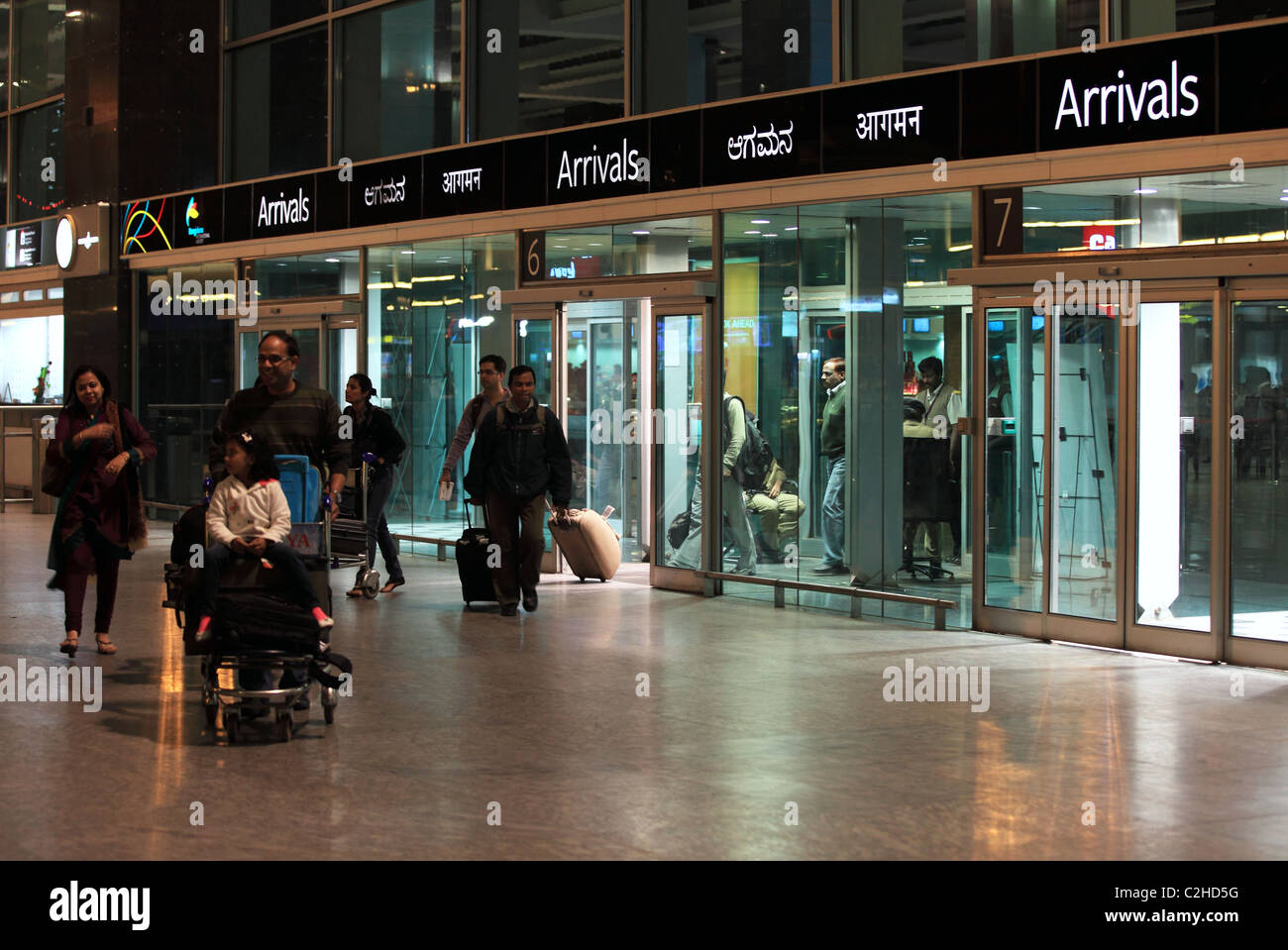 Les gens à l'aéroport de Bangalore Inde du Sud Asie Banque D'Images