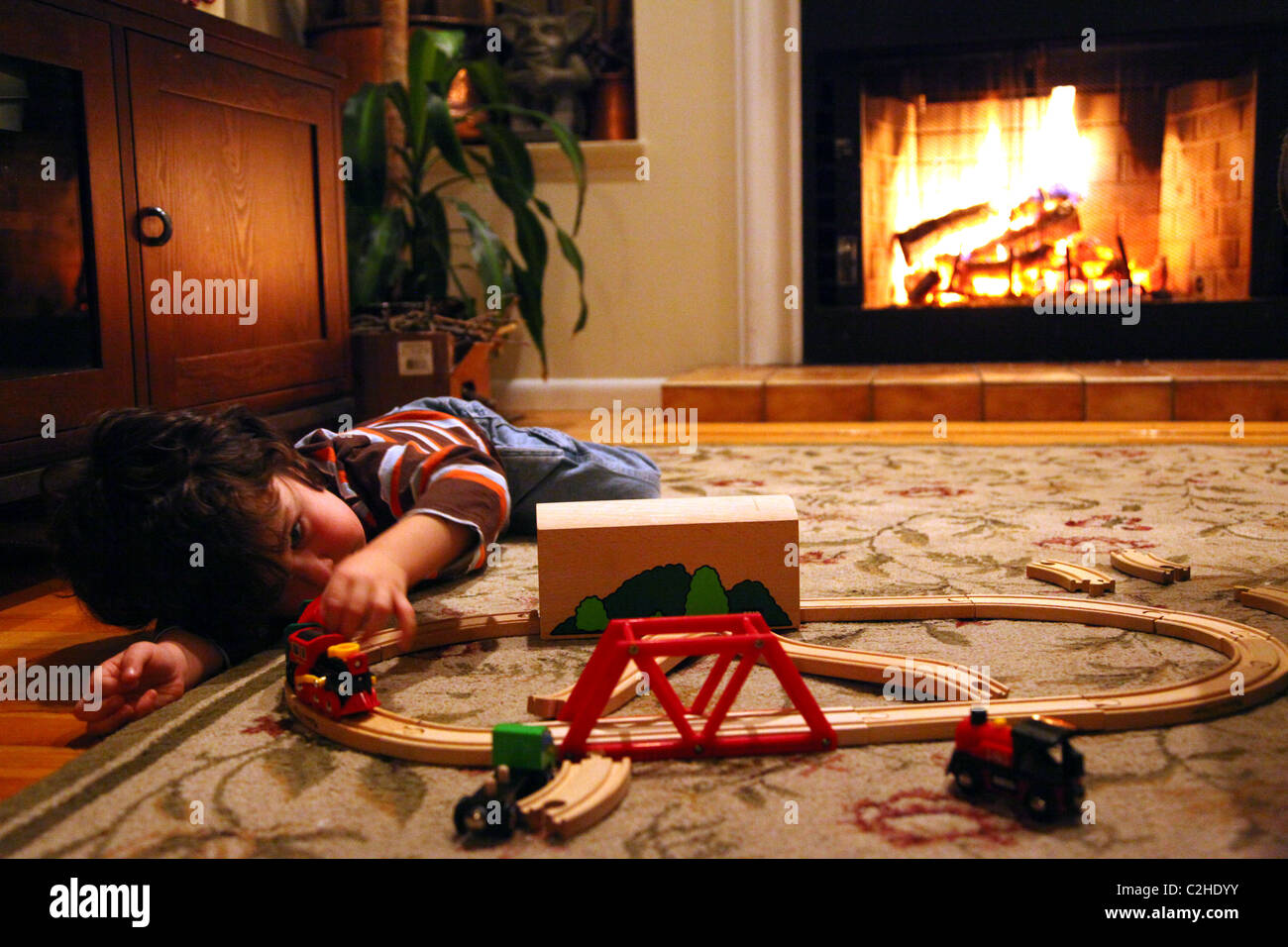 Young boy playing with toy trains Banque D'Images