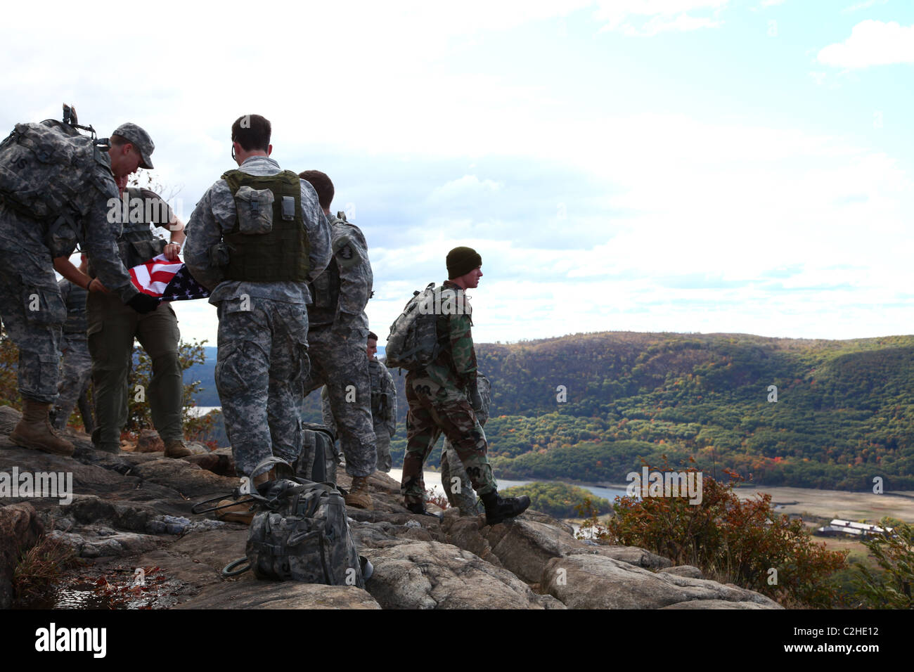 Replier les soldats un drapeau américain en haut de Anthony's Nose, Cortlandt, NY, USA Banque D'Images