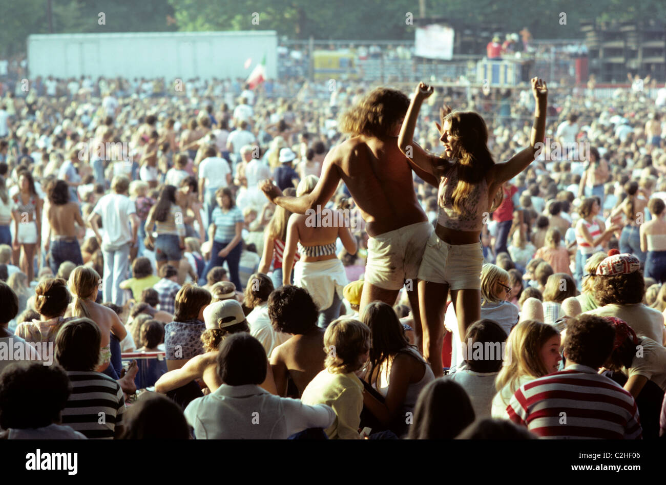 Pittsburgh, Pennsylvanie. Couple danse sur la musique de l'Amérique rock band '' en concert à parc. © Bob Kreisel Banque D'Images Pittsburgh, Pennsylvanie. Couple danse sur la musique de l'Amérique rock band '' en concert à parc. © Bob Kreisel Banque D'Images