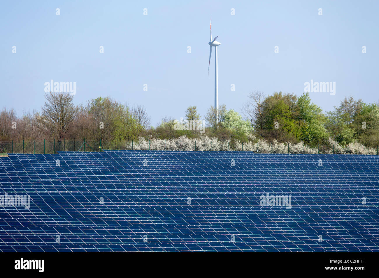 Installation solaire et moulin à vent près de Boxberg en Bade-Wurtemberg, Allemagne Banque D'Images