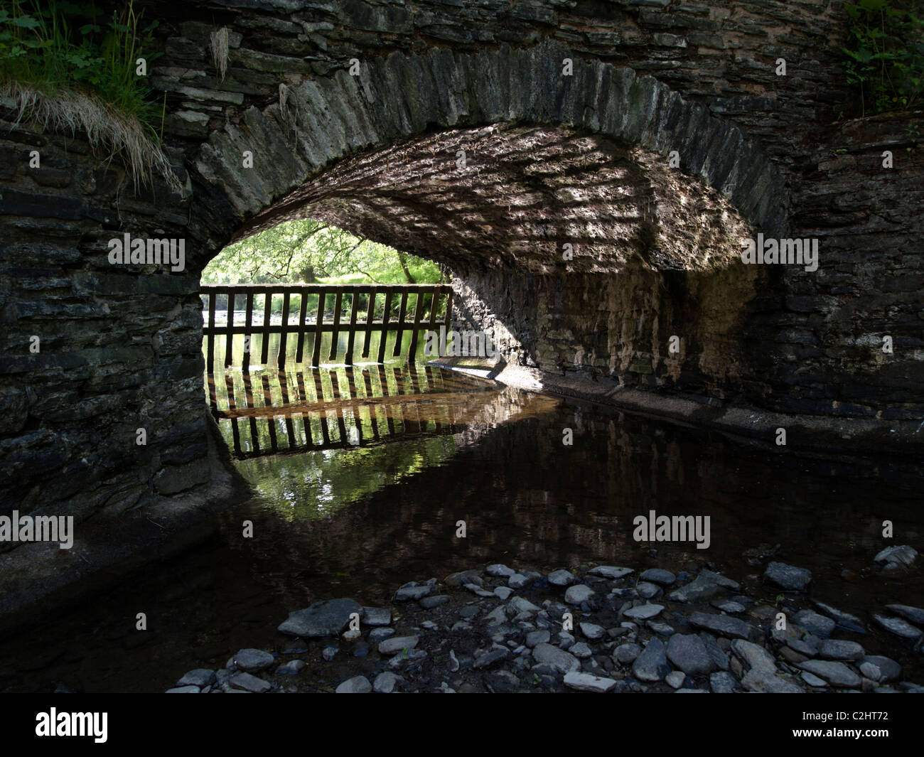 Une partie de la triple-arquée pont médiéval sur la rivière Barle à Simonsbath, Exmoor, Angleterre Banque D'Images