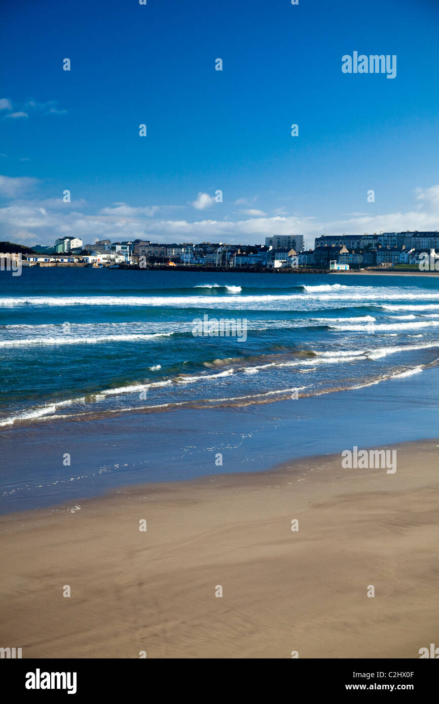 Vue sur West Strand à Portrush, comté d'Antrim, en Irlande du Nord. Banque D'Images