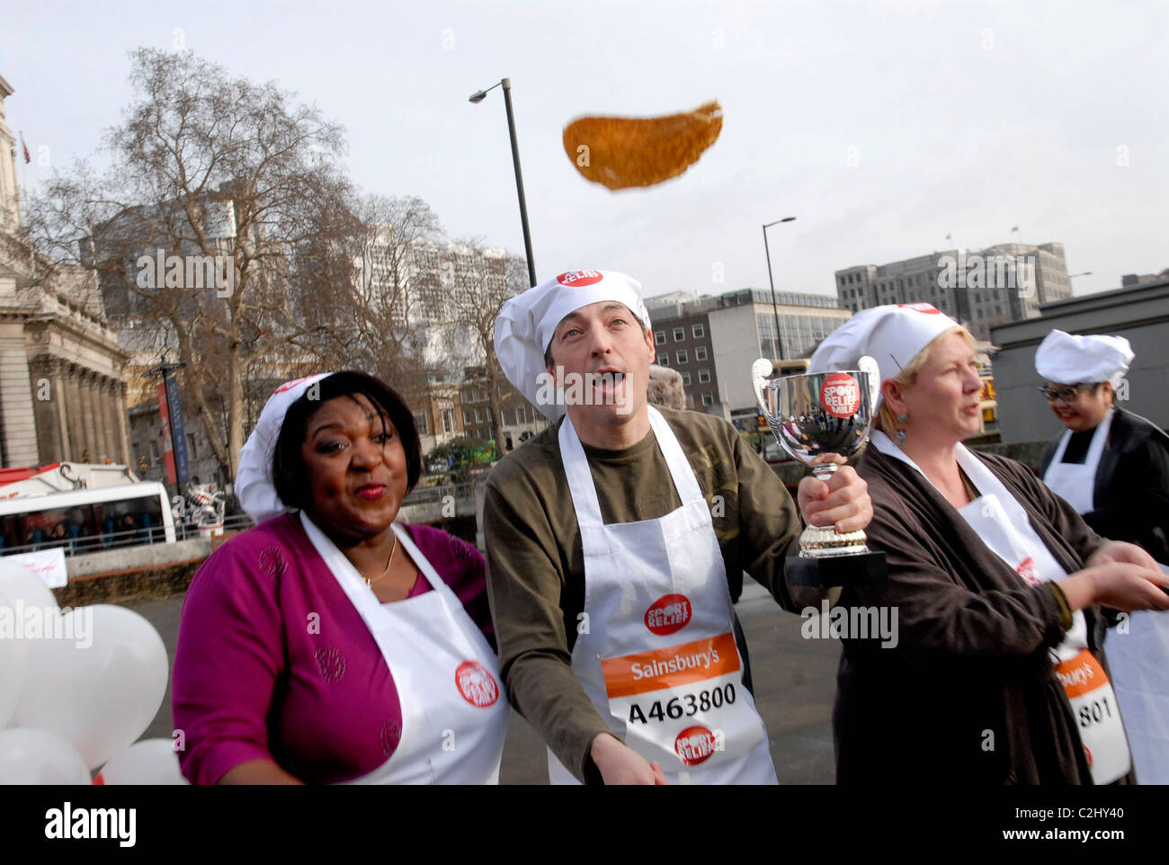 Rustie Lee, Daniel Galmiche et Sophie Grigson Secours Sport Course de crêpes à Tower Hill Terrace - photocall - Londres, Angleterre Banque D'Images