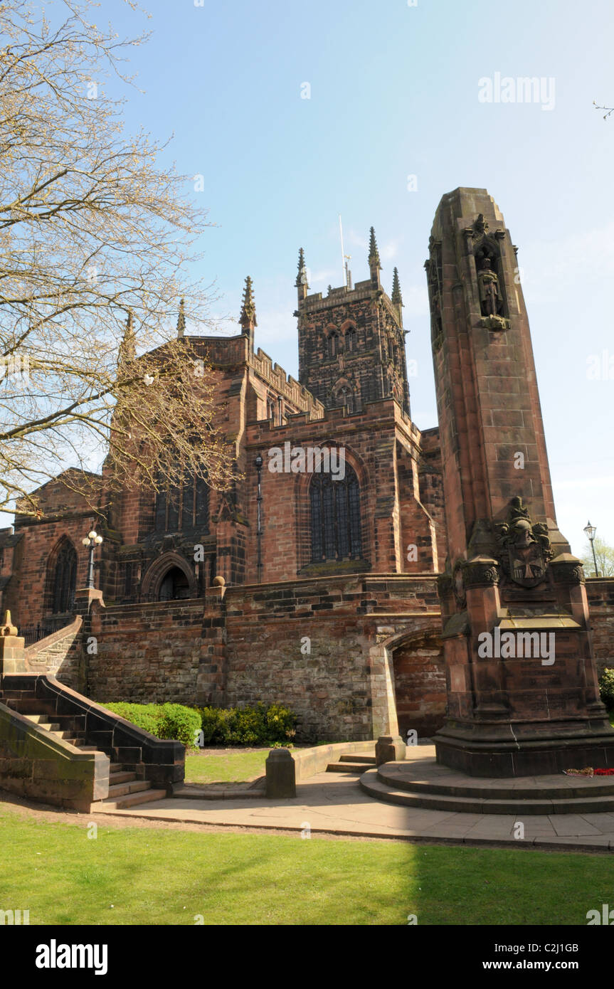 St Peter's Collegiate Church et monument aux morts de la Place Saint-Pierre, Wolverhampton Banque D'Images