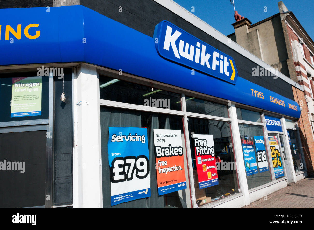 Un KwikFit garage à Beckenham, dans le sud de Londres Banque D'Images