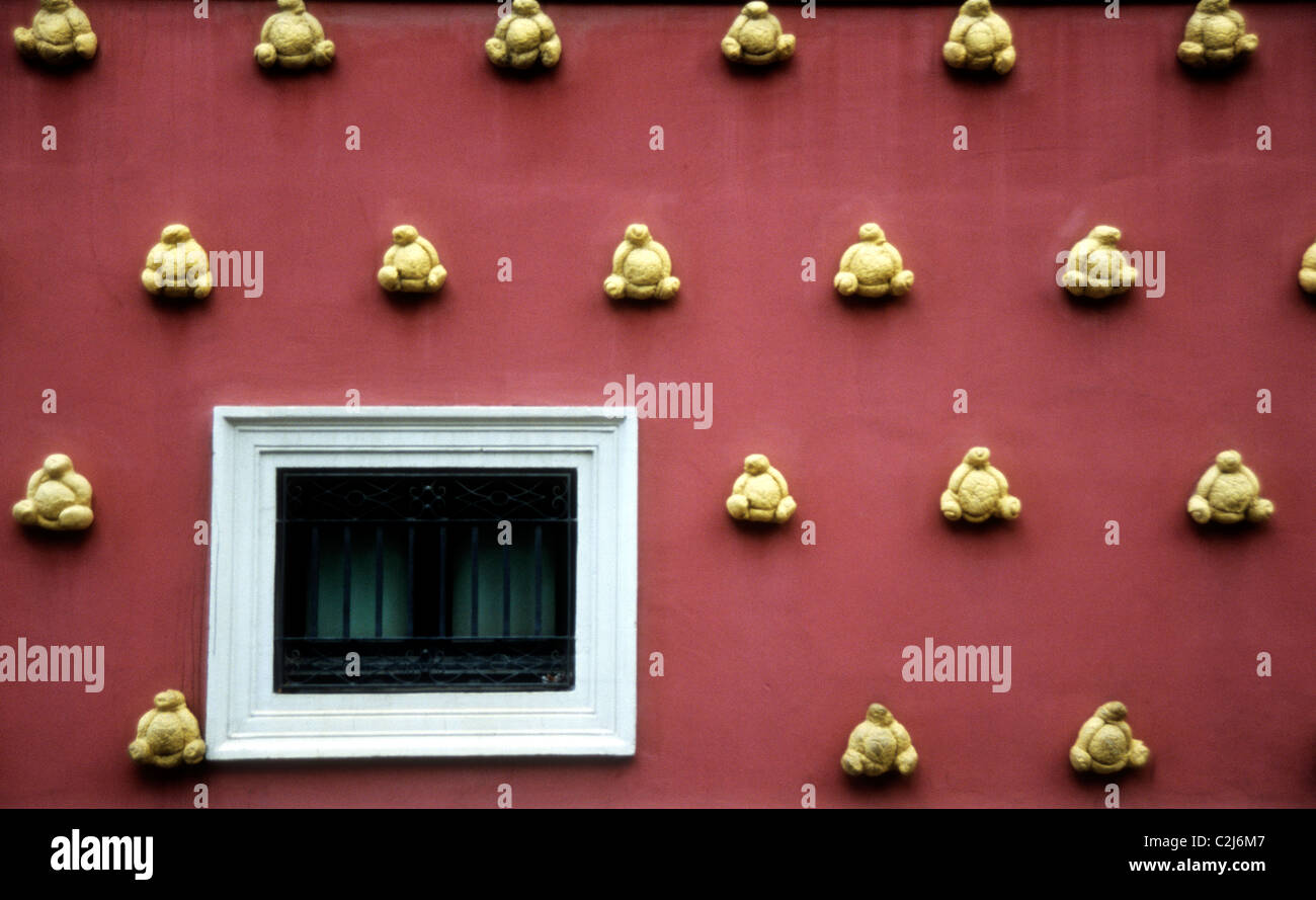 Sculptures de pain buns sur les murs extérieurs du Théâtre-musée Salvador Dali à Figueres, Espagne Banque D'Images