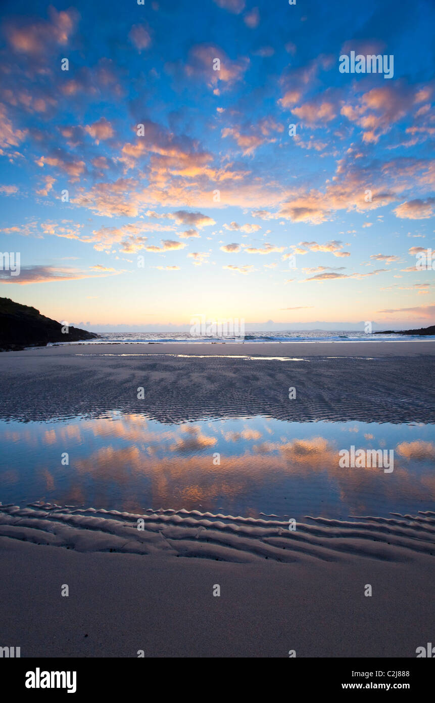 Soirée plage reflets dans False Bay, Connemara, comté de Galway, Irlande. Banque D'Images