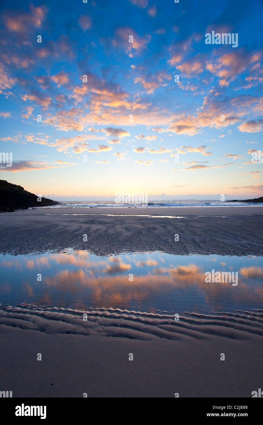 Soirée plage reflets dans False Bay, Connemara, comté de Galway, Irlande. Banque D'Images