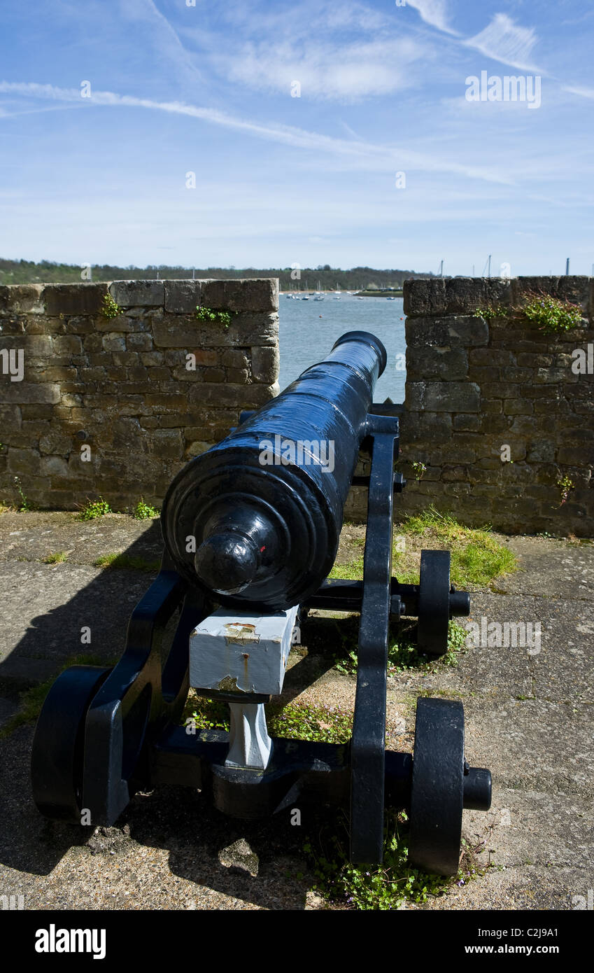 Un grand canon sur le bastion au Château Upnor. Banque D'Images