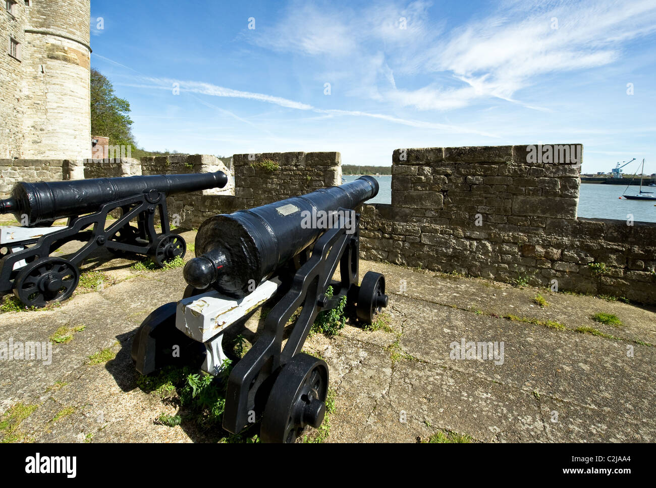 Deux canons sur le bastion de l'eau au château Upnor. Banque D'Images