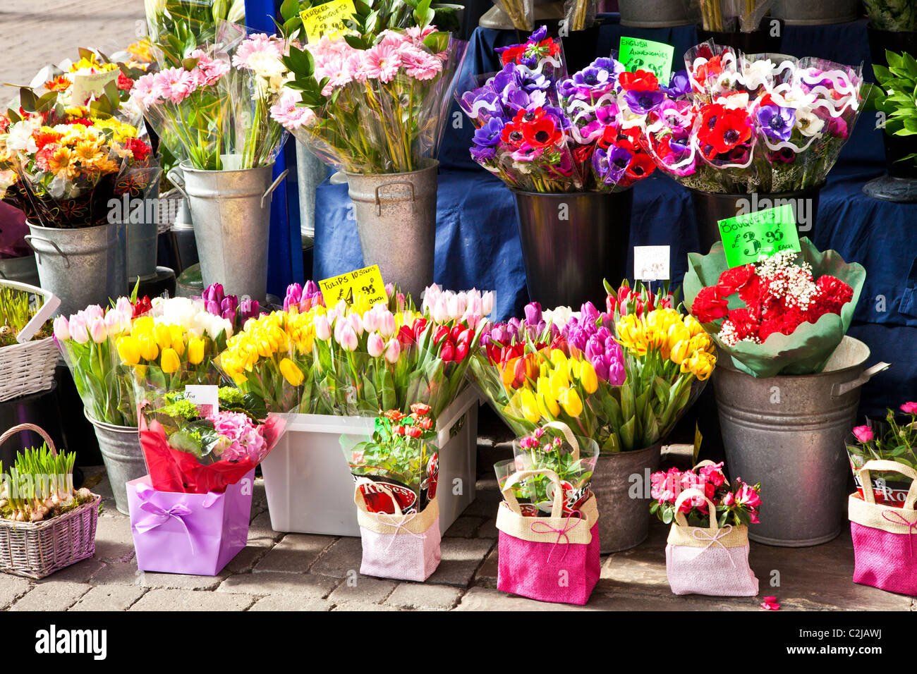 Affichage des grappes de fleurs coupées et bouquets de fleurs du printemps à l'extérieur d'un fleuriste en Angleterre, Royaume-Uni Banque D'Images
