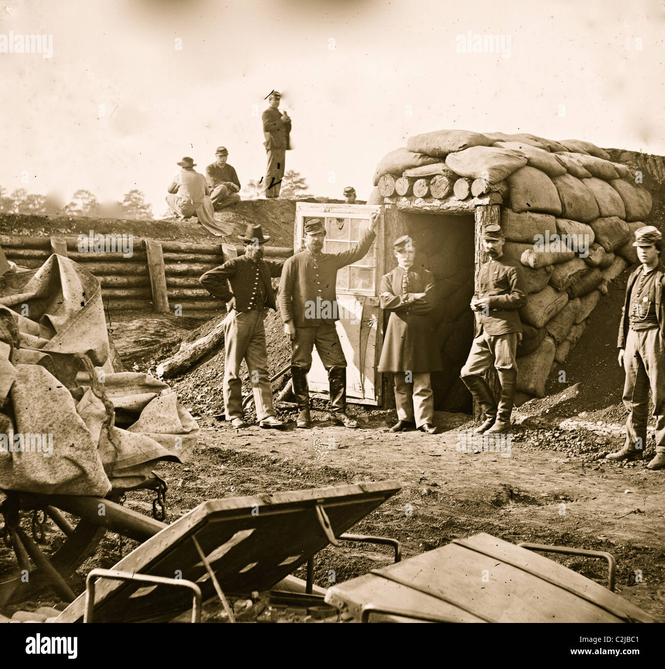 Fort Burnham, en Virginie (l'ancien fort confédéré Harrison). Les soldats en face de l'administration centrale à l'épreuve des bombes Banque D'Images