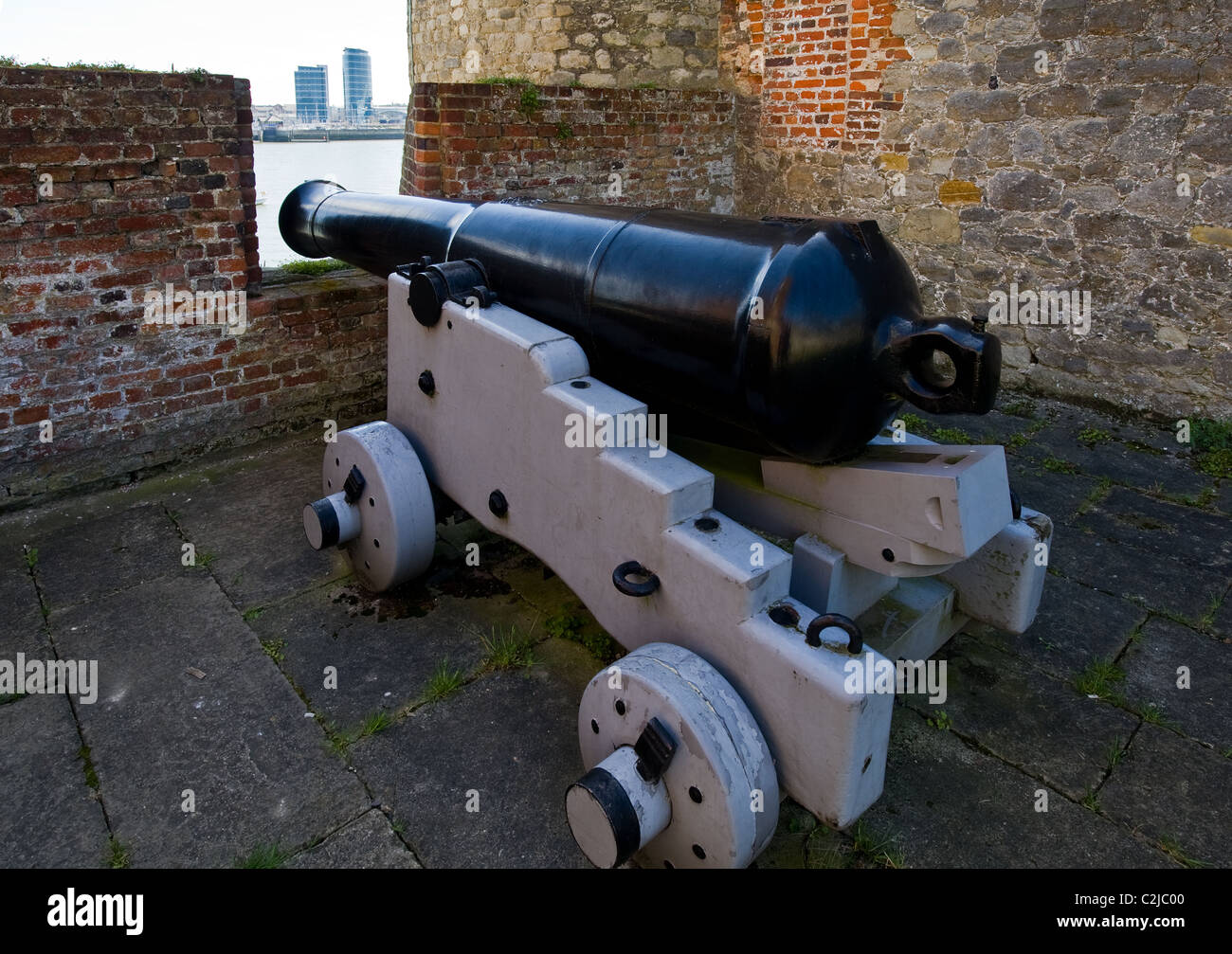 Un grand canon à Upnor Castle. Banque D'Images