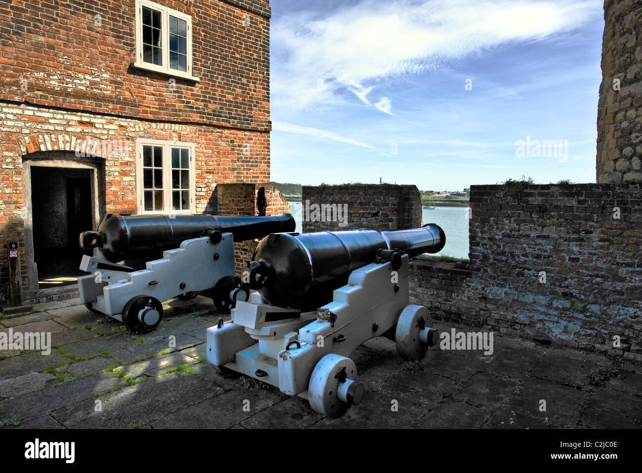 Deux gros canon sur le mur de château Upnor Medway River sur le Kent en Angleterre.. Banque D'Images