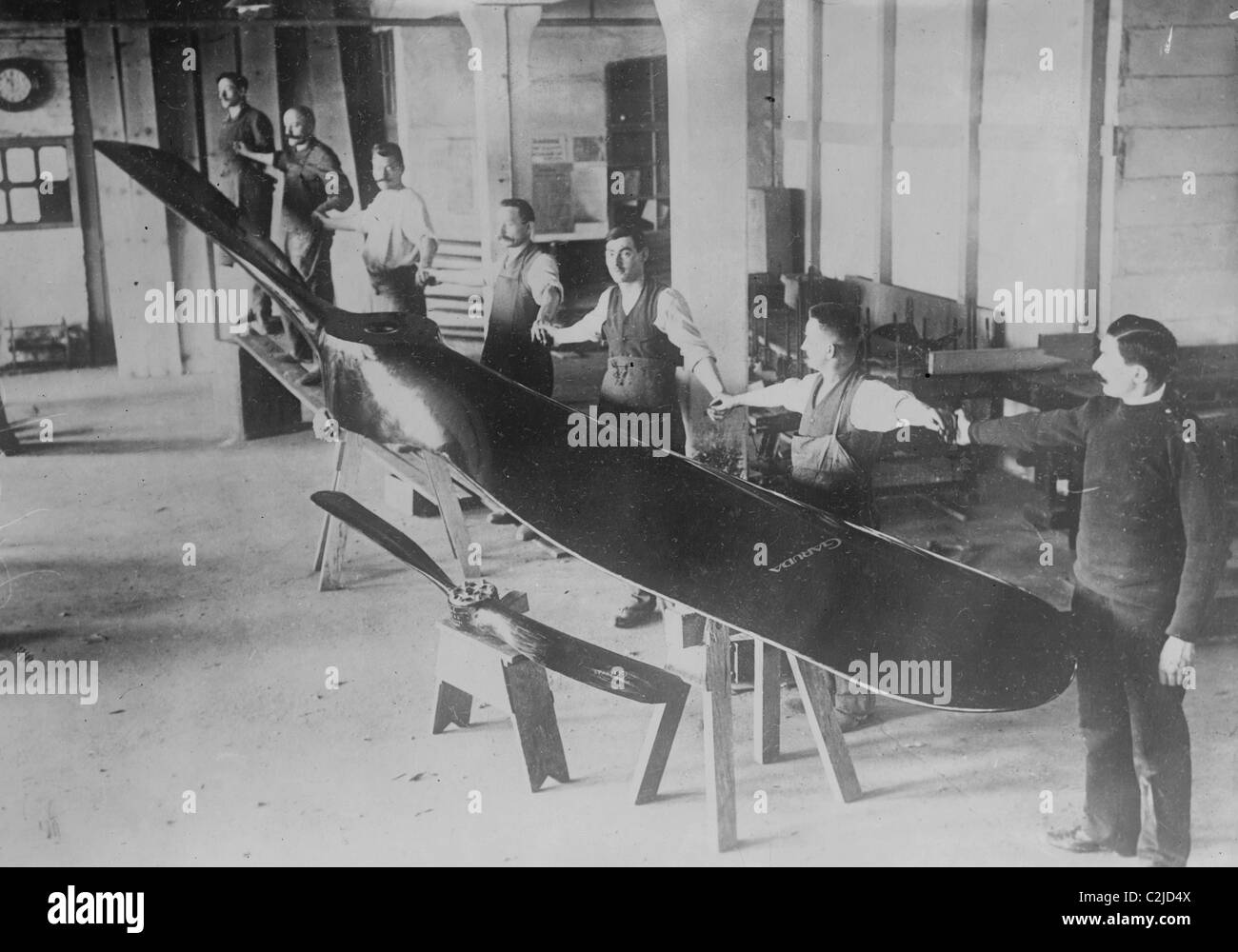 Les hommes se tenir le long de l'énorme hélice dans l'atelier de Sikorsky à Long Island, New York Banque D'Images Les hommes se tenir le long de l'énorme hélice dans l'atelier de Sikorsky à Long Island, New York Banque D'Images