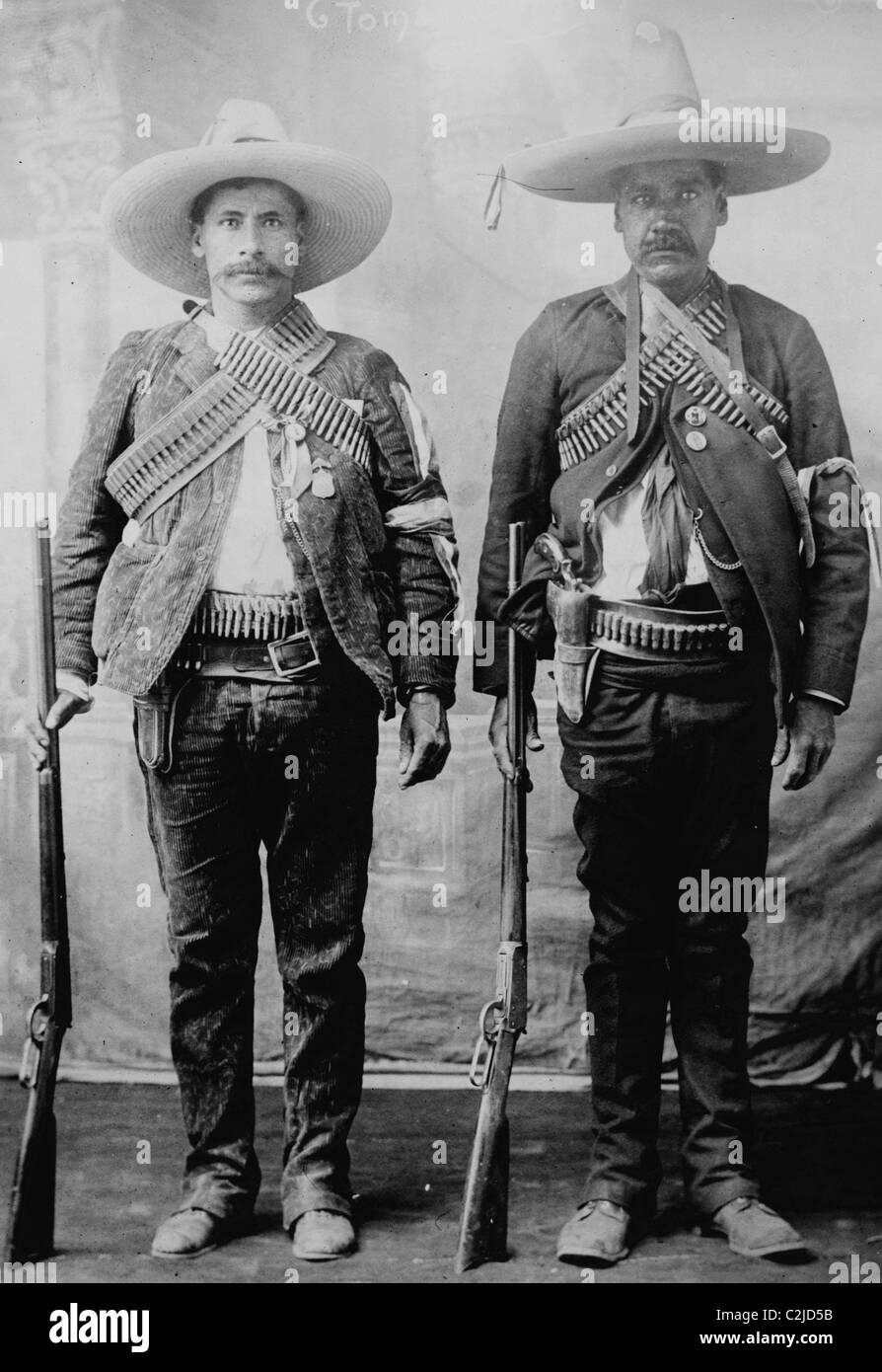 Les hommes de Pancho Villa Urbino & Iluarte au garde à vous avec des fusils, pistolets et baudriers Banque D'Images