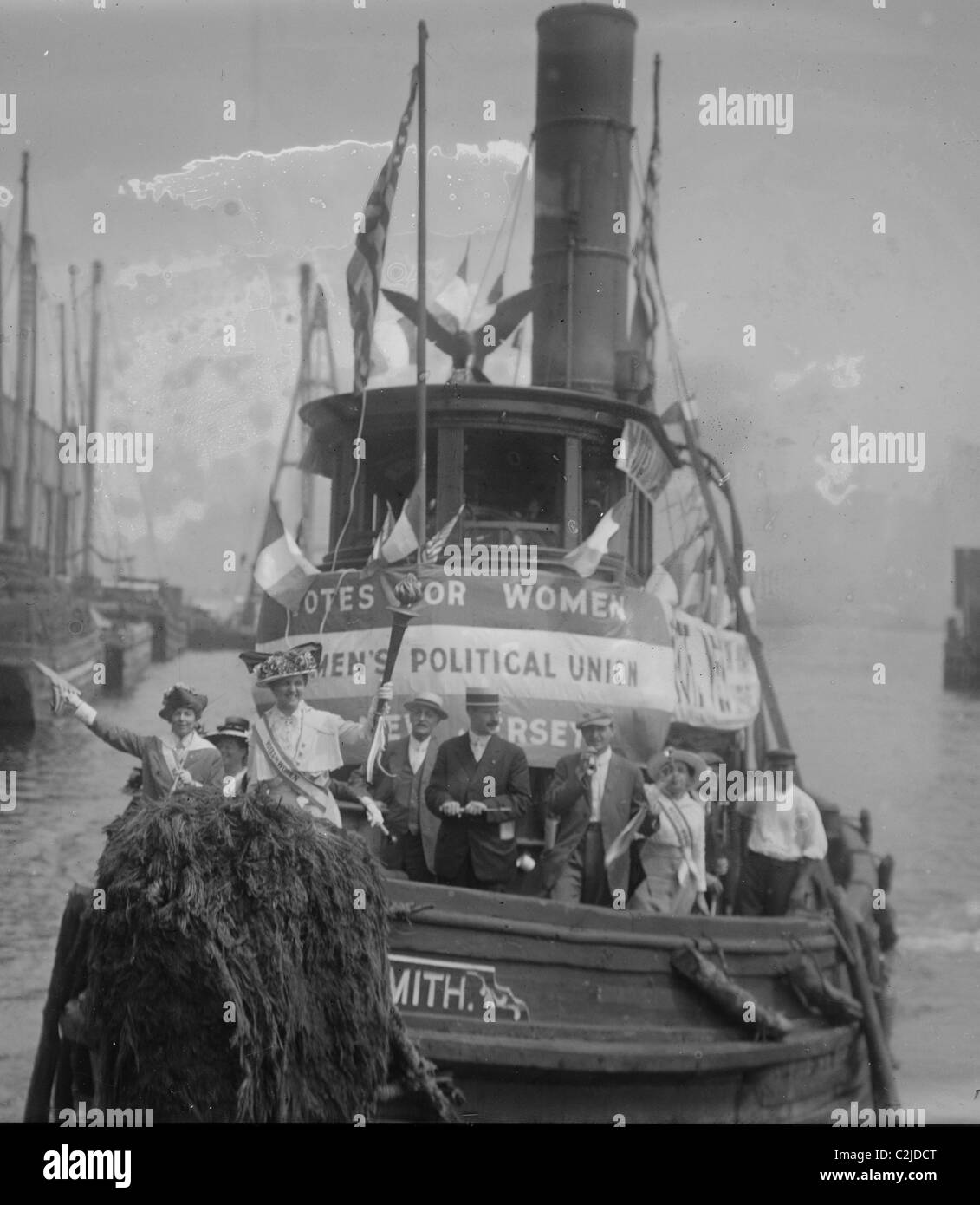 Suffragettes, prendre à la rivière dans un bateau remorqueur d'afficher des bannières dans la recherche de l'égalité Banque D'Images