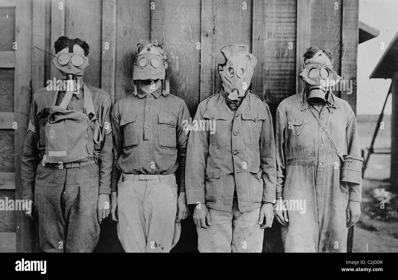 Anglais, Allemand, français et américain don leur masque à gaz styles dans la Première Guerre mondiale lineup Banque D'Images