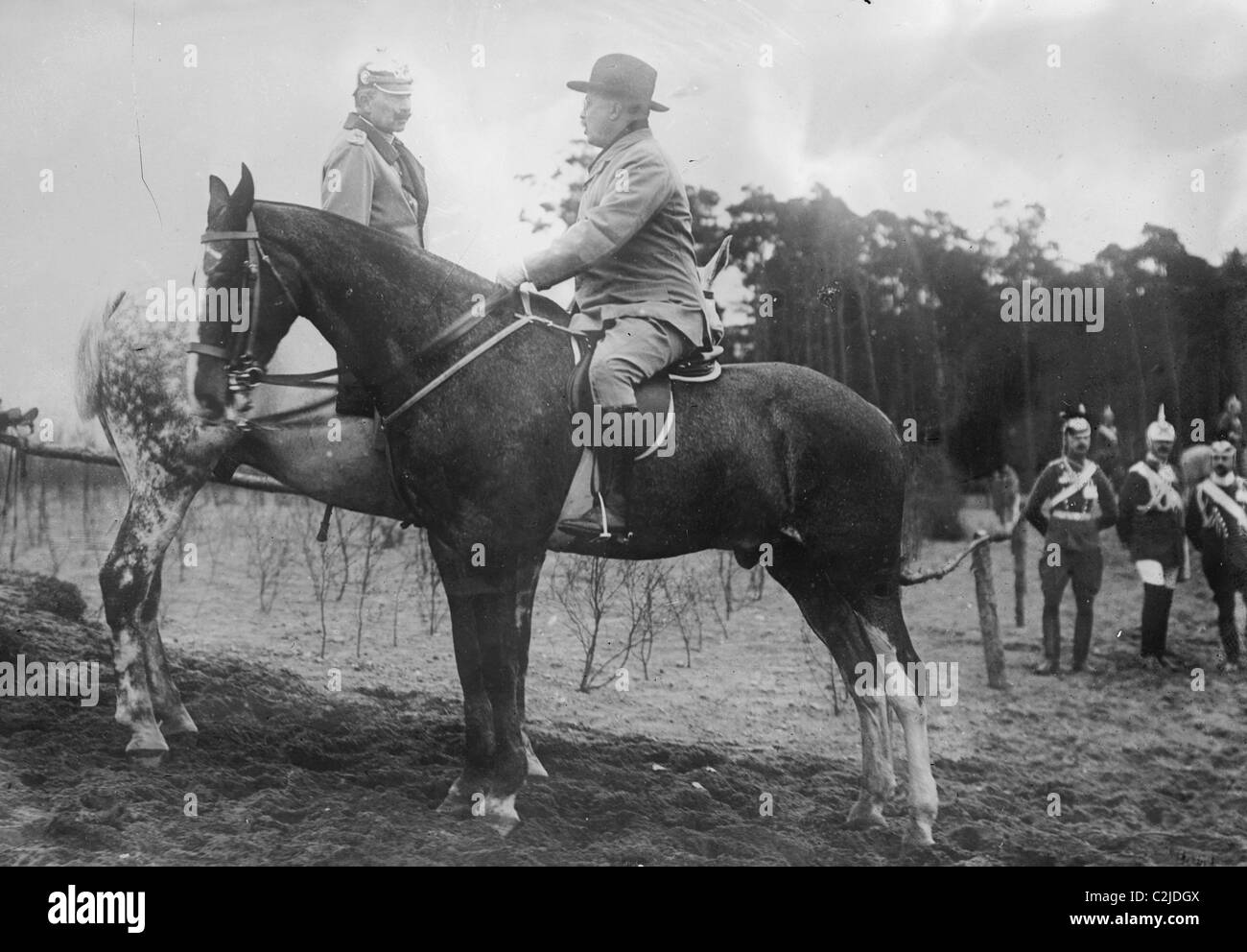 Theodore Roosevelt accueille le Kaiser allemand, tous deux à cheval en Allemagne Banque D'Images