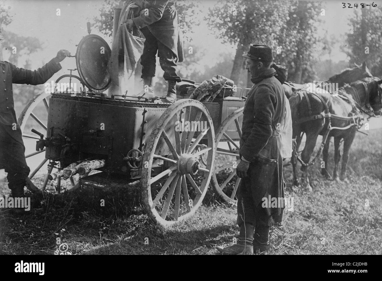 La Seconde Guerre mondiale, l'un voyageant Préparation Mess wagon pour les soldats Français Banque D'Images La Seconde Guerre mondiale, l'un voyageant Préparation Mess wagon pour les soldats Français Banque D'Images
