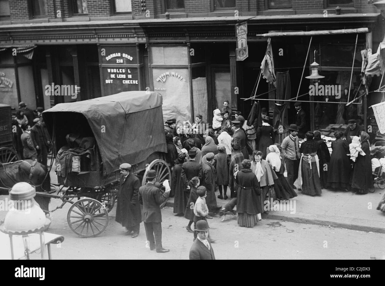 Foule rassemblée devant la viande de boucherie pendant une émeute, New York Banque D'Images