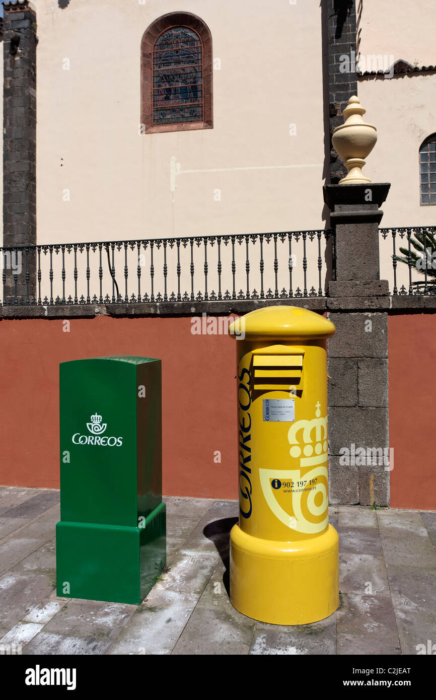 La boîte aux lettres du bureau de poste espagnol jaune Photo Stock - Alamy