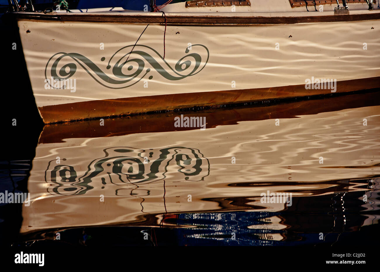 Un bateau et son reflet Banque D'Images