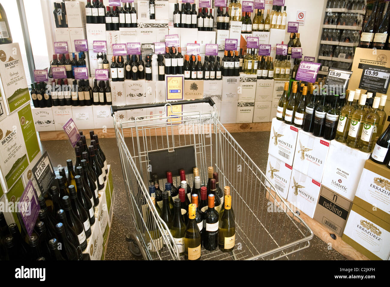 Panier plein de vin dans une boutique de vins, UK Banque D'Images