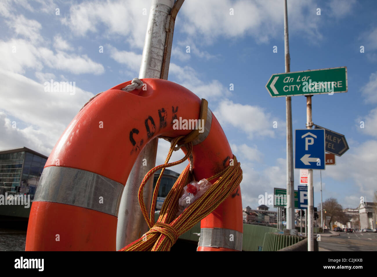 Le centre-ville de Cork avec life preserver en premier plan Banque D'Images