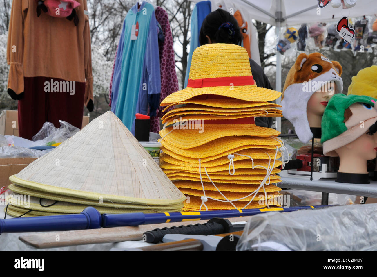 Chapeaux de paille jaune et oriental arts et artisanat souvenirs, Sakura Dimanche Fête du printemps, Fairmount Park, à Philadelphie, à Penns Banque D'Images