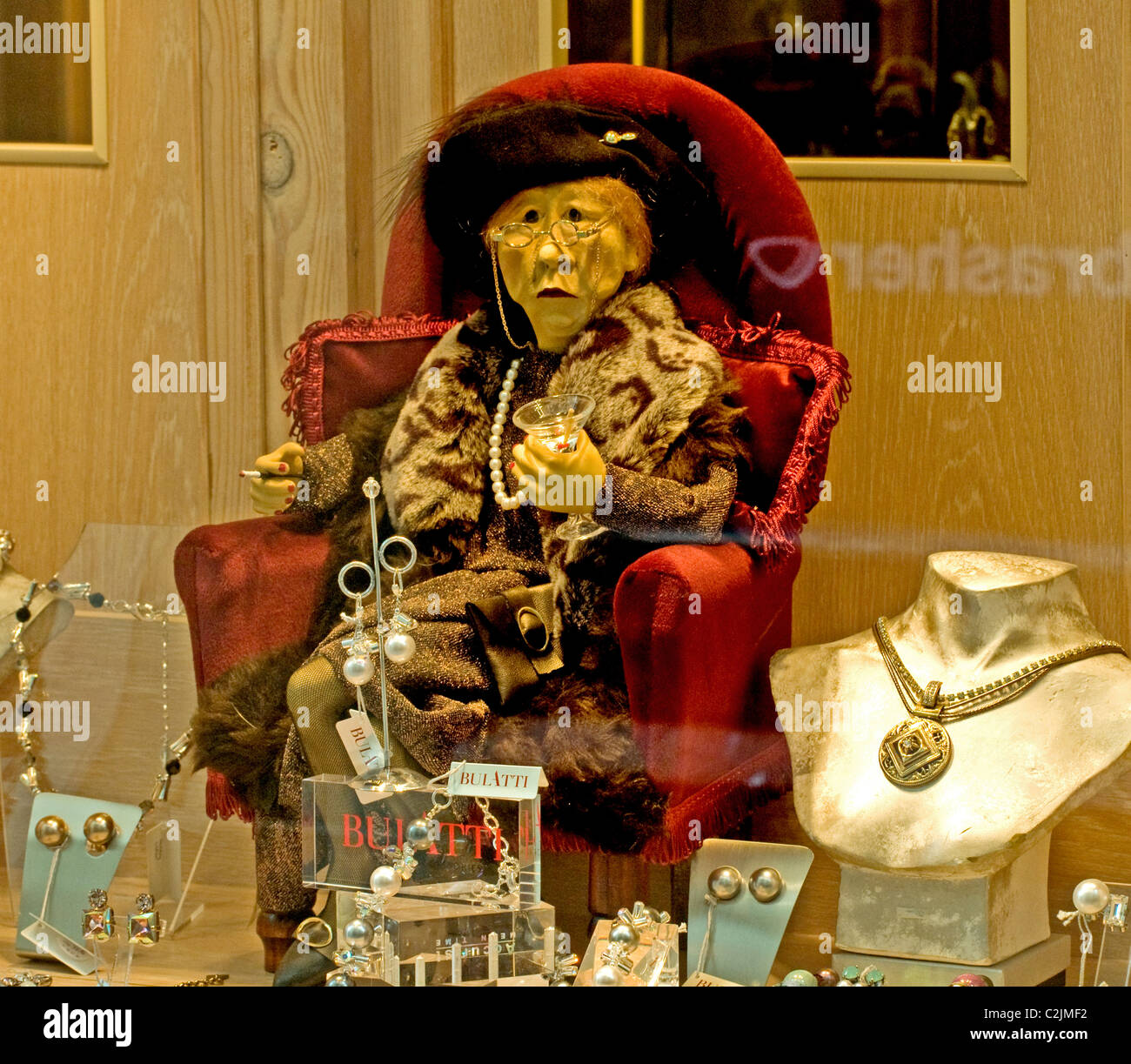 Un modèle de la reine Elizabeth dans une vitrine dans la région de Gloucester (bijoux) ; Königin Elizabeth Puppe als im Schaufenster von Juwelier Banque D'Images