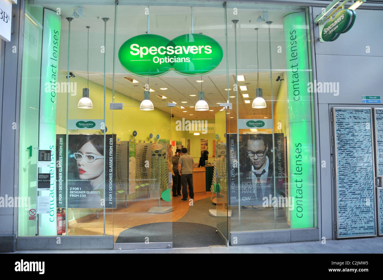 Opticiens Specsavers test oculaire lunettes lunettes de vision myope de long terme Banque D'Images