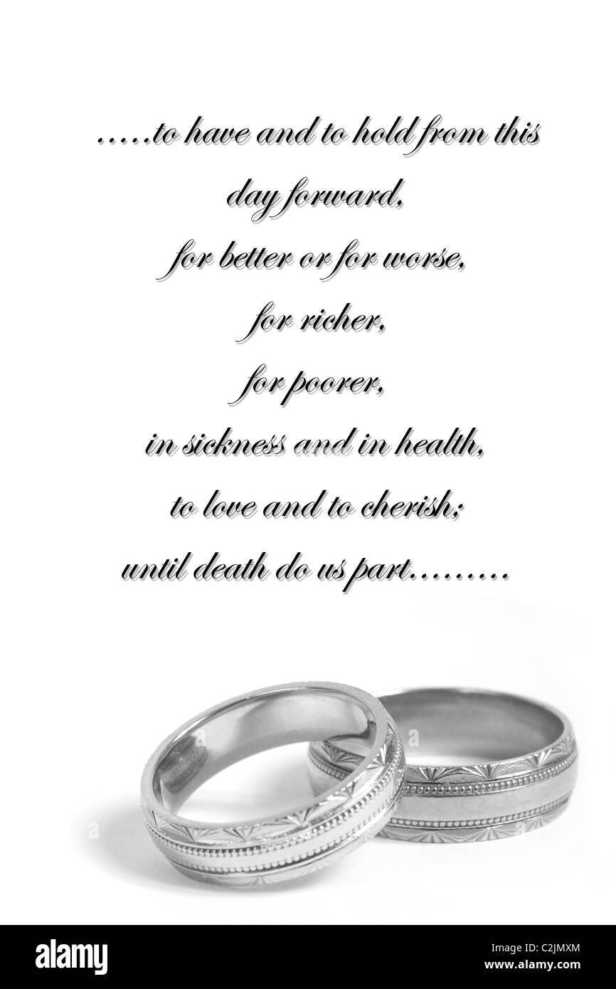 Une paire de deux anneaux de mariage sur un fond blanc, l'or et l'or blanc. Banque D'Images