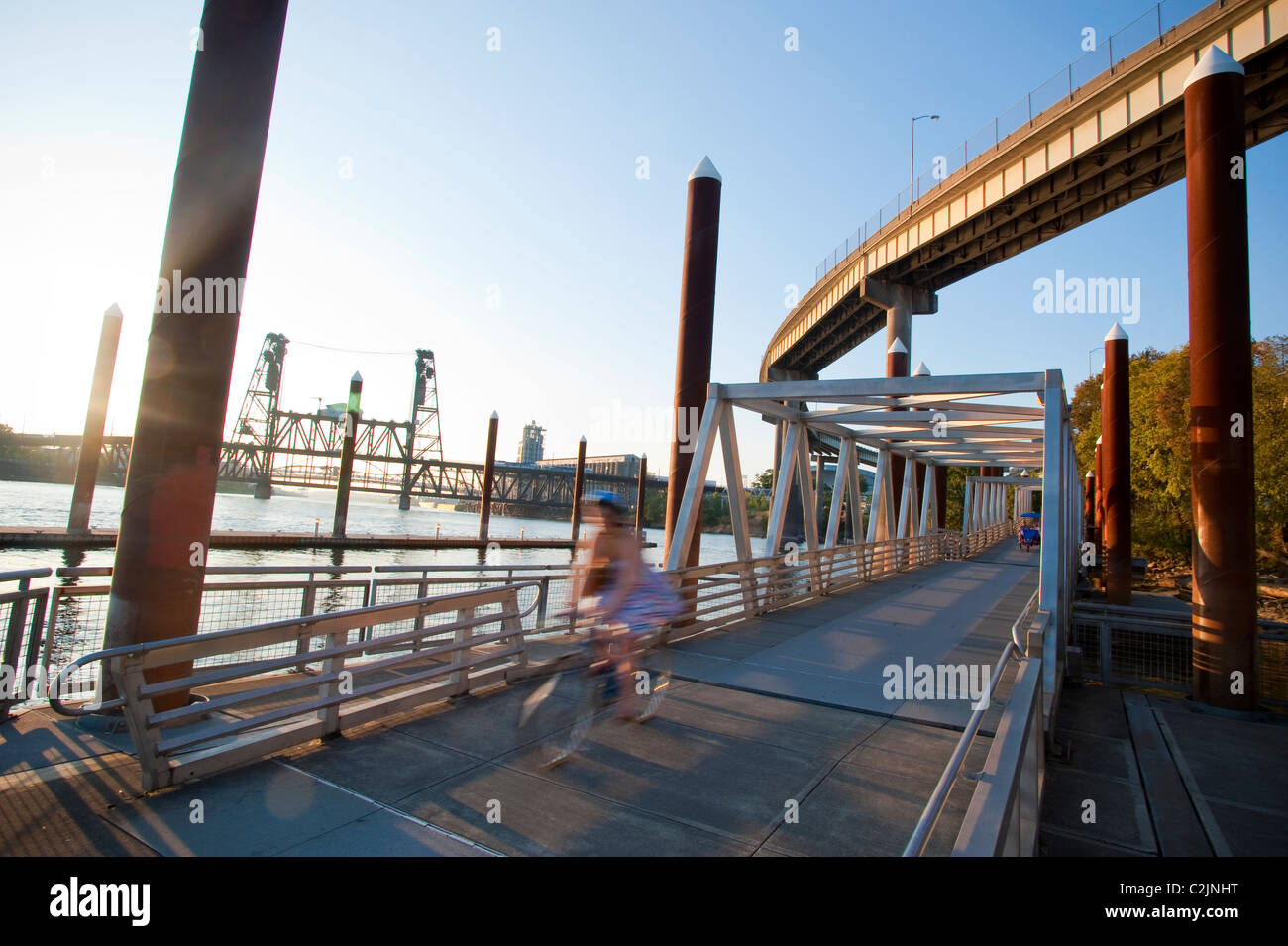 Les cyclistes sur la Vera Katz Eastbank Esplanade floating passerelle sur la rivière Willamette, Steel Bridge view, Portland, Oregon, USA Banque D'Images