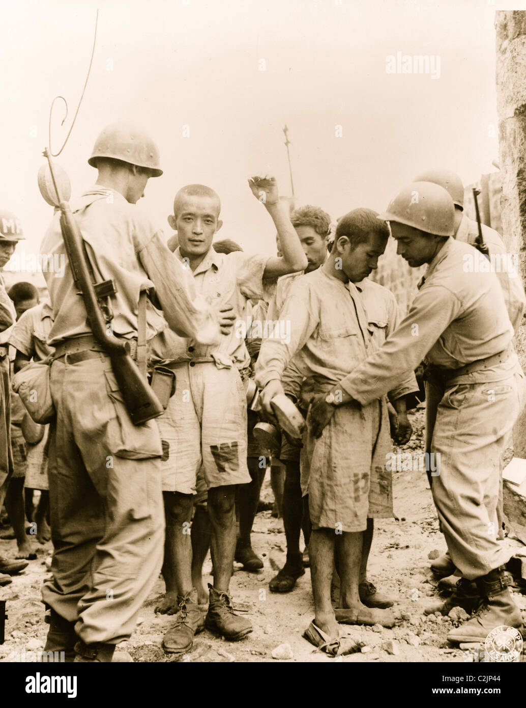 Les prisonniers de guerre japonais étant protégé par les Américains Banque D'Images