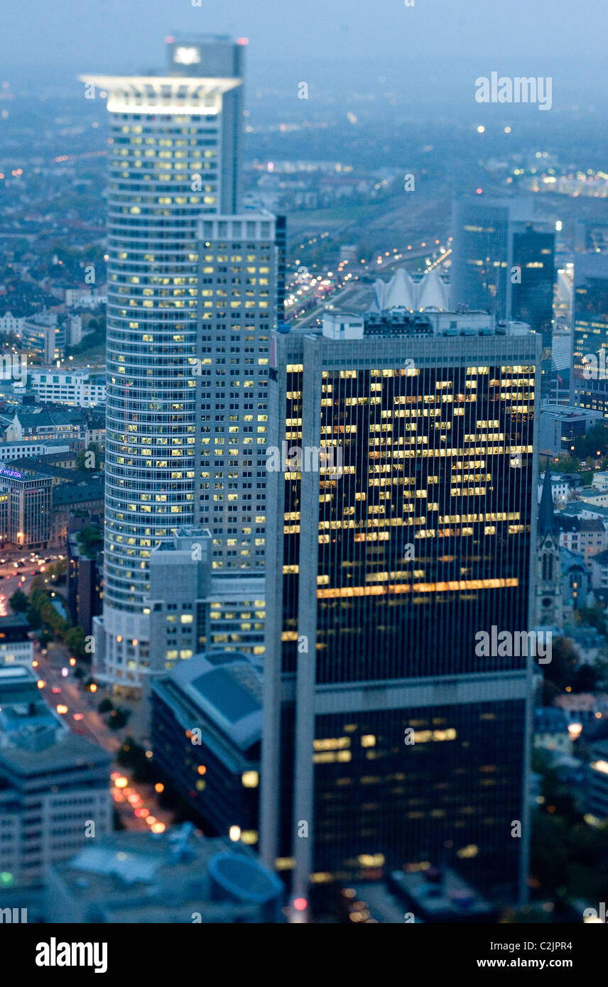 Les immeubles de bureaux dans la soirée, Frankfurt am Main, Allemagne Banque D'Images