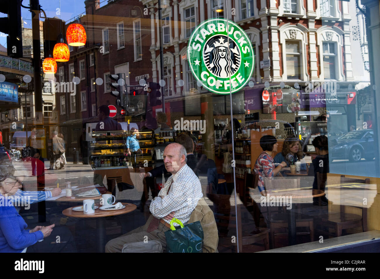 Scène de rue de Londres compte sur fenêtre Starbucks Banque D'Images