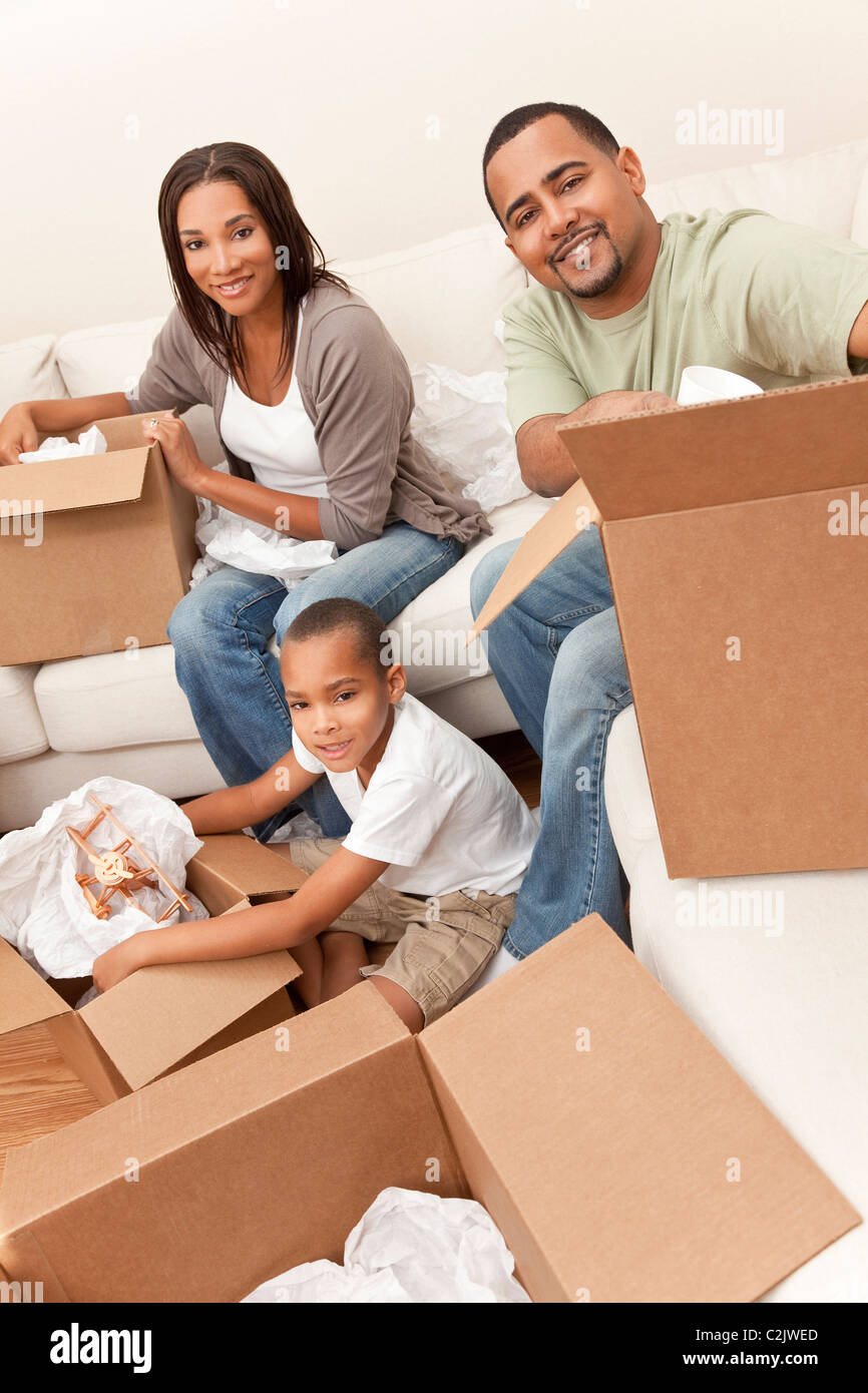 African American Family, parents et fils, déballage des boîtes et de déménager dans une nouvelle maison. Banque D'Images