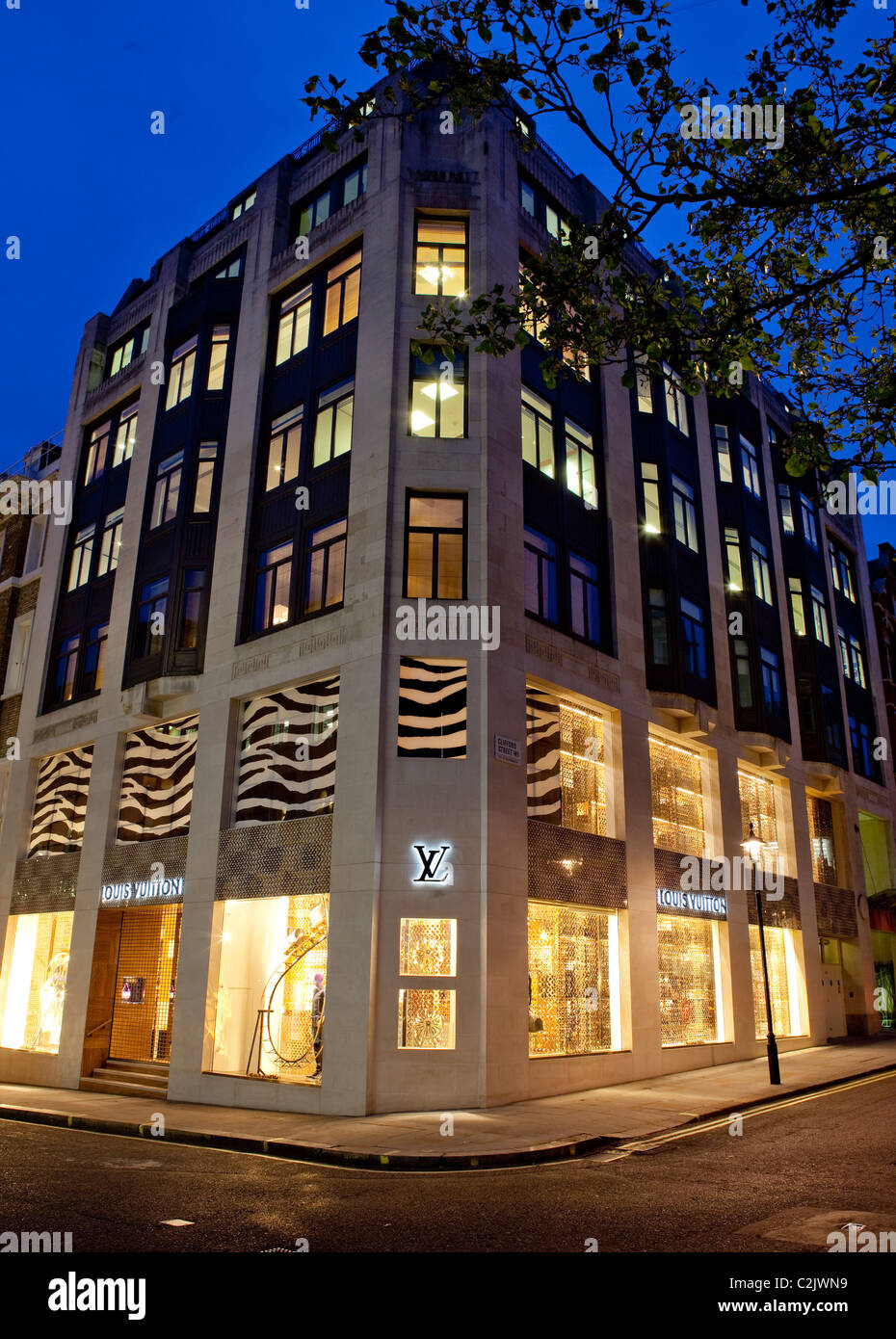 Louis Vuitton flagship store à Londres dans la soirée Banque D'Images