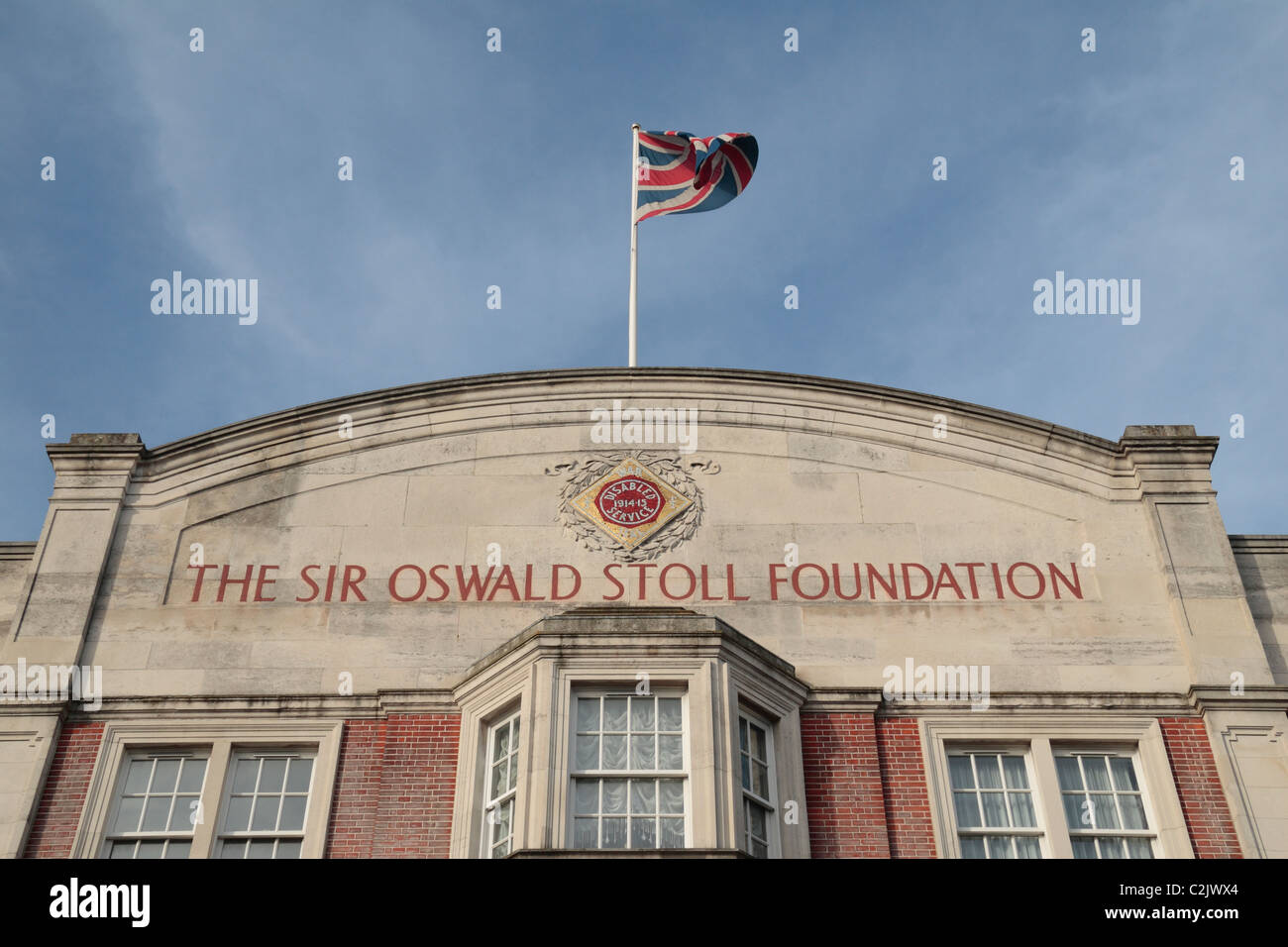 L'Union flag flying au-dessus du bâtiment de la Fondation Sir Oswald Stoll sur la Fulham Road, Chelsea, London, UK. Banque D'Images