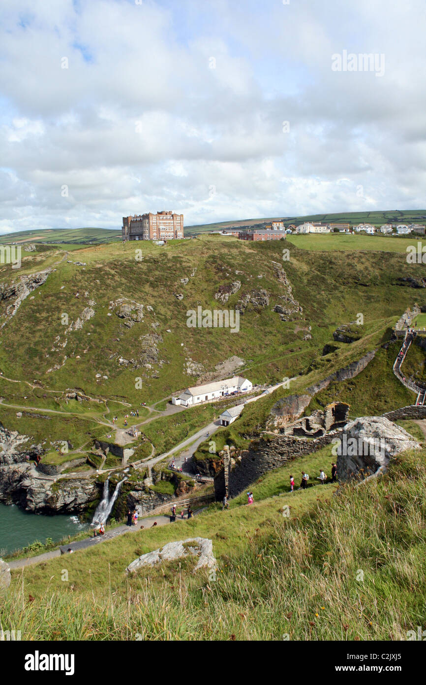 Vue sur le château de Camelot sur sa colline du Château de Tintagel et sa pointe. Cornwall, Angleterre Banque D'Images