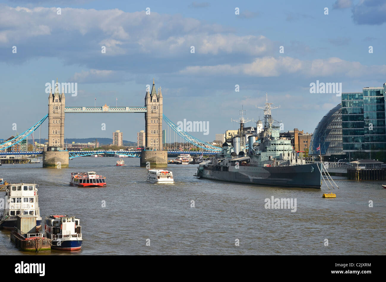 London Tower Bridge et du navire de guerre HMS Belfast Banque D'Images