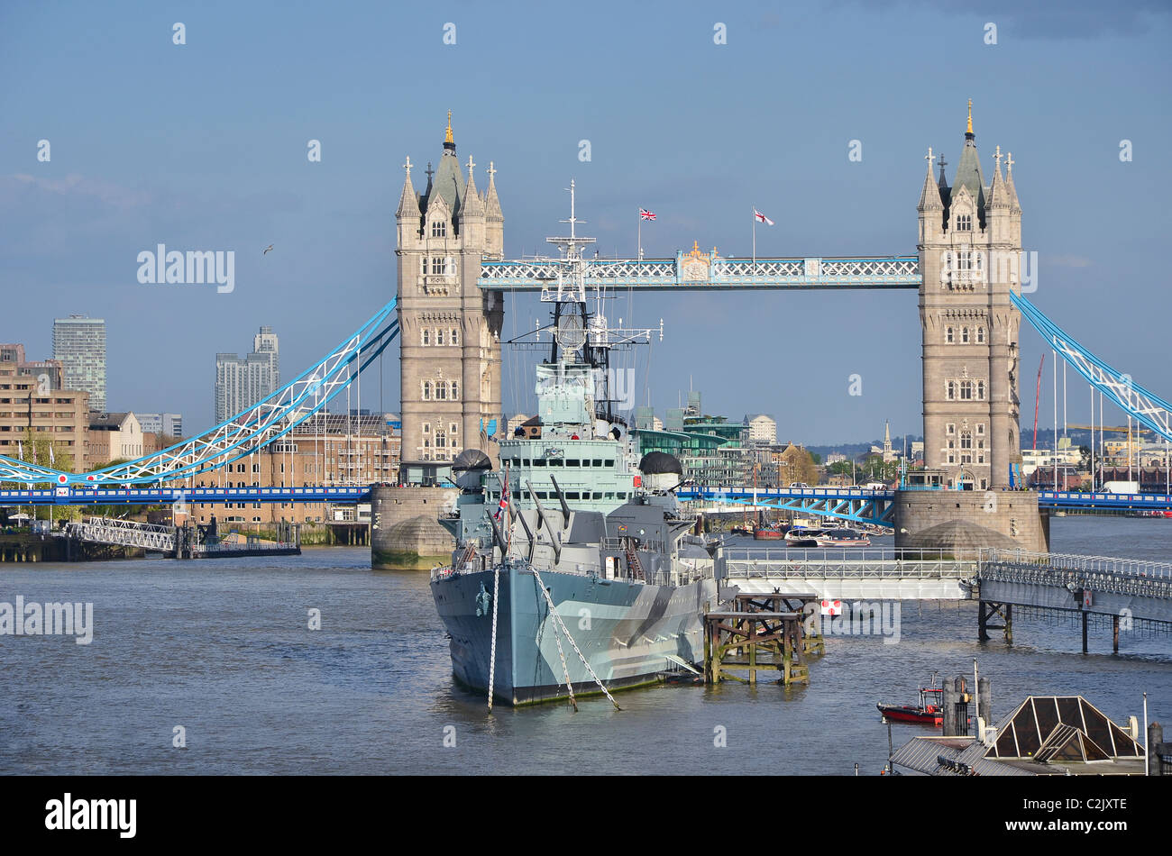 London Tower Bridge et du navire de guerre HMS Belfast Banque D'Images