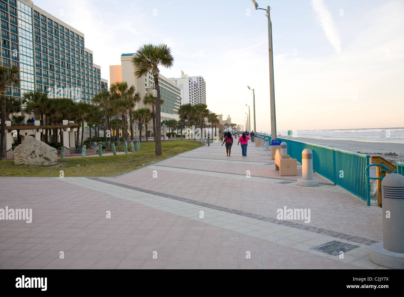 Les visiteurs se promener au milieu de la promenade de front de mer à Daytona Beach, FL Banque D'Images