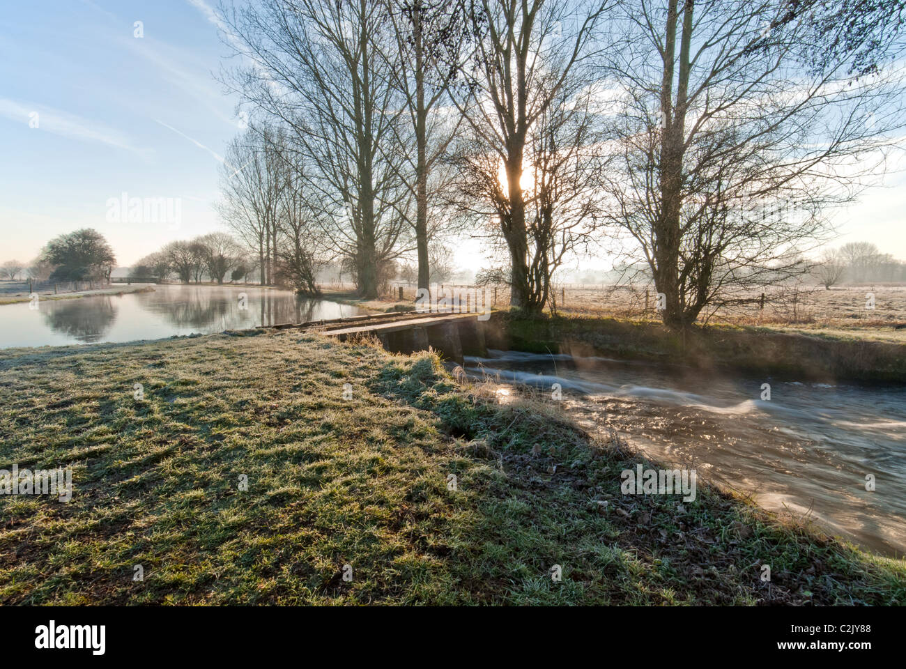 Au début de l'hiver matin Wherwell River Test, Hampshire, Angleterre, Royaume-Uni. Chalk Stream anglais. Banque D'Images