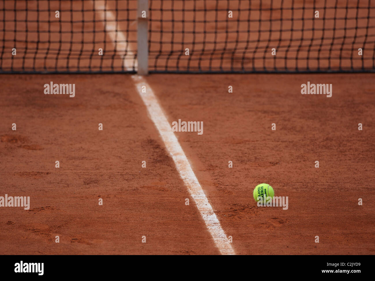 Une balle de tennis sur la terre battue de Roland Garros avant le début de l'Open de tennis français à Paris, France. Banque D'Images