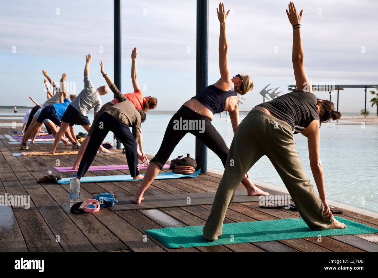 Classe de yoga le matin à l'Esplanade Lagoon. Cairns, Queensland, Australie Banque D'Images