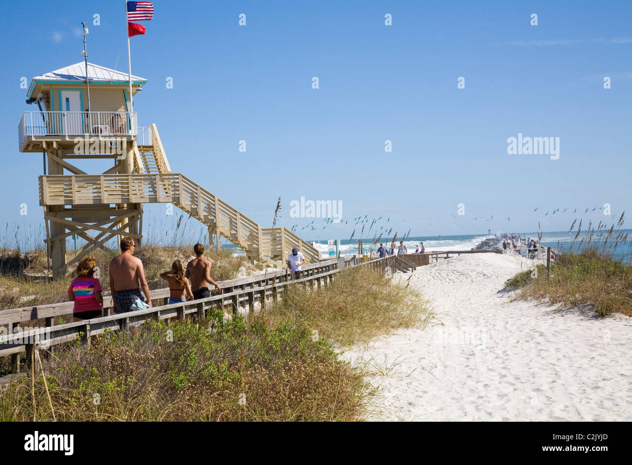 Une promenade de quelques kilomètres mène de l'une plage immaculée de la pêche à la jetée de Ponce Inlet, Daytona Beach, FL. Banque D'Images